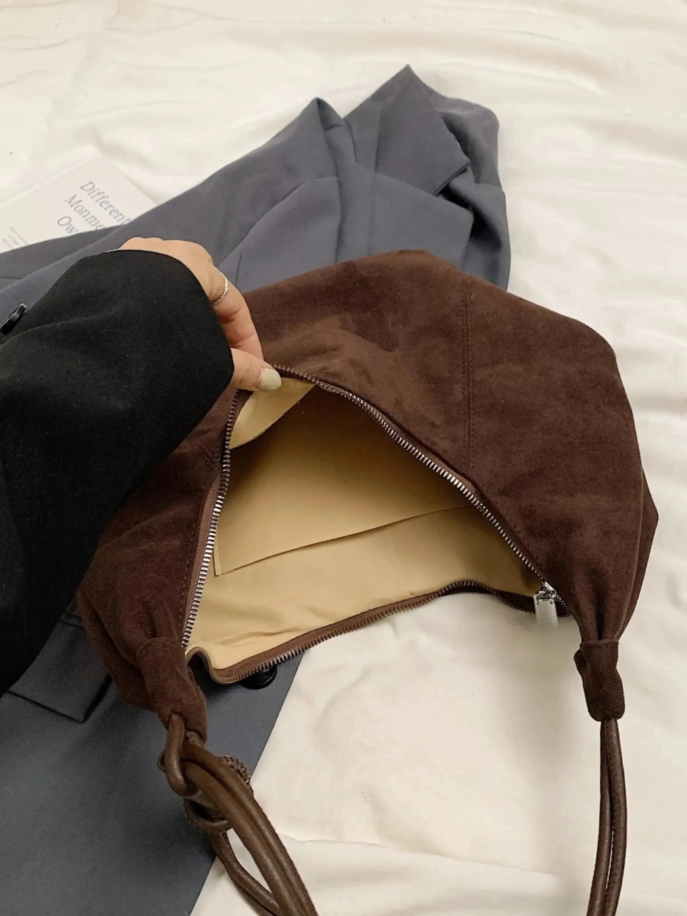 Amalia | Wildleder Boho-Chic Hobo Tasche mit Verspielt Charme - Image 5