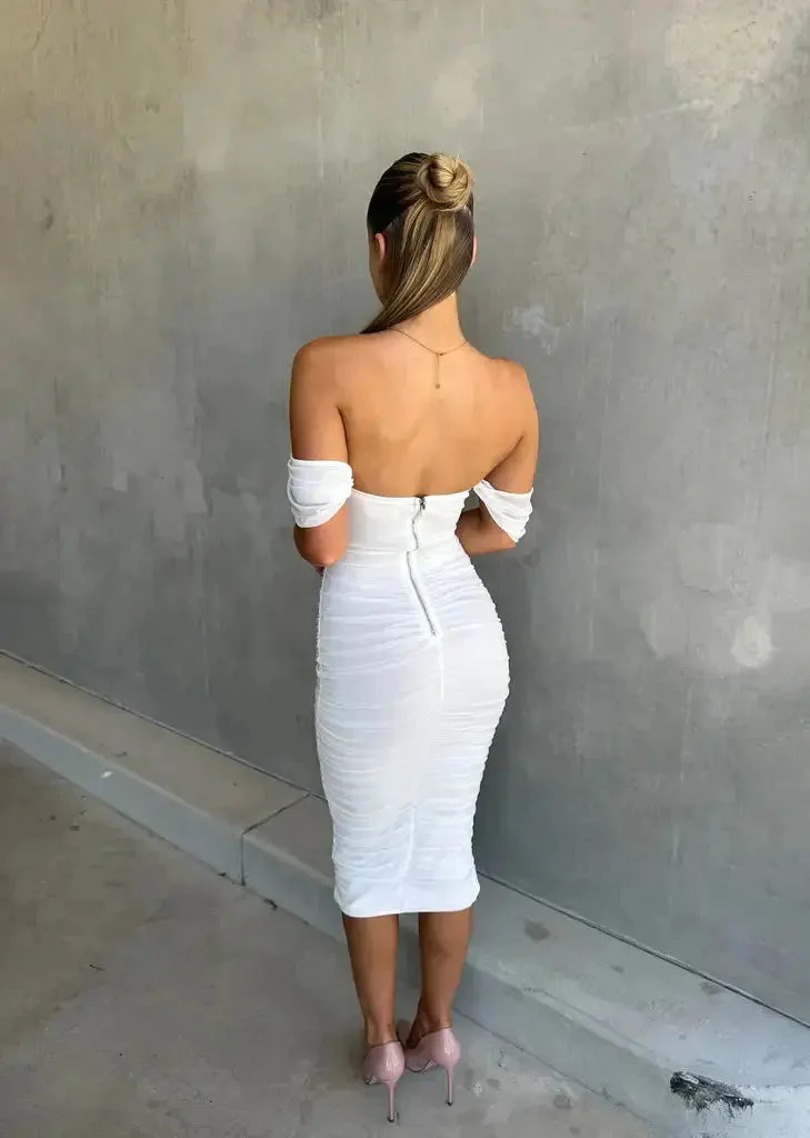 Chloë | Elegantes off-shoulder weißes Bodycon-Midi-Kleid mit Rüschen - Image 2