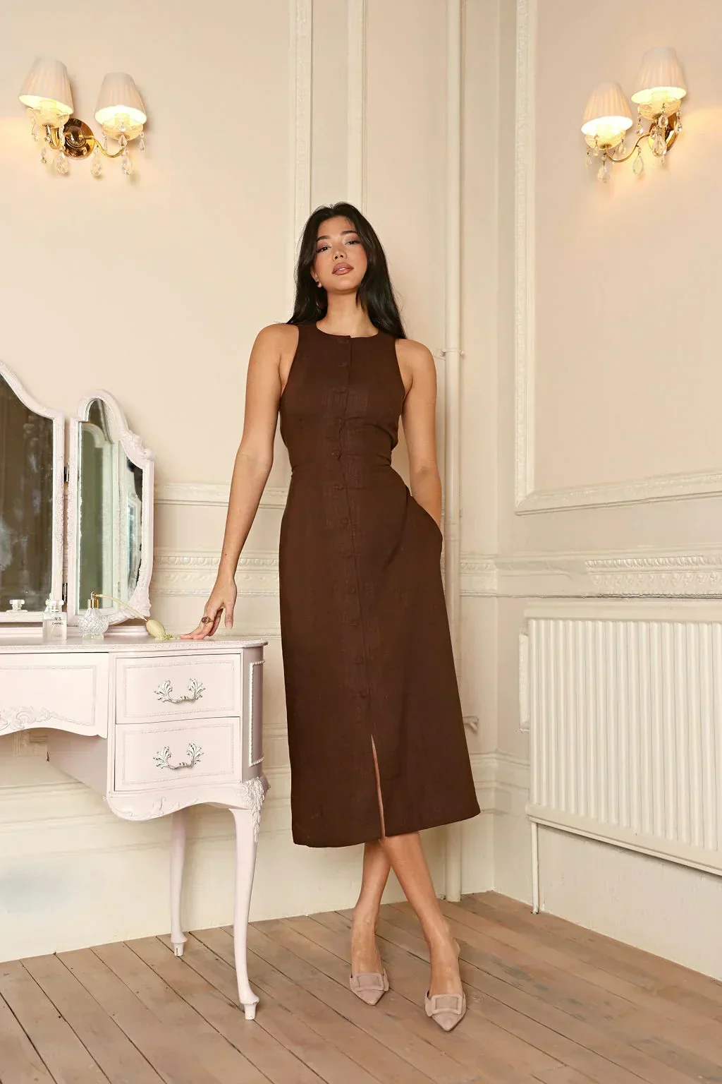 Crystal | Ärmelloses Knopf Kleid aus Braunem Leinen mit Figurformender Passform
