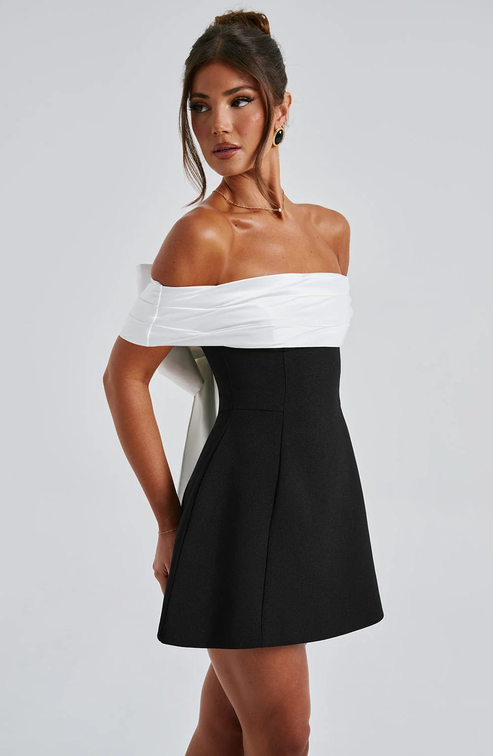 Delta | Schulterfreies Minikleid mit Kontrastoberteil - Image 8