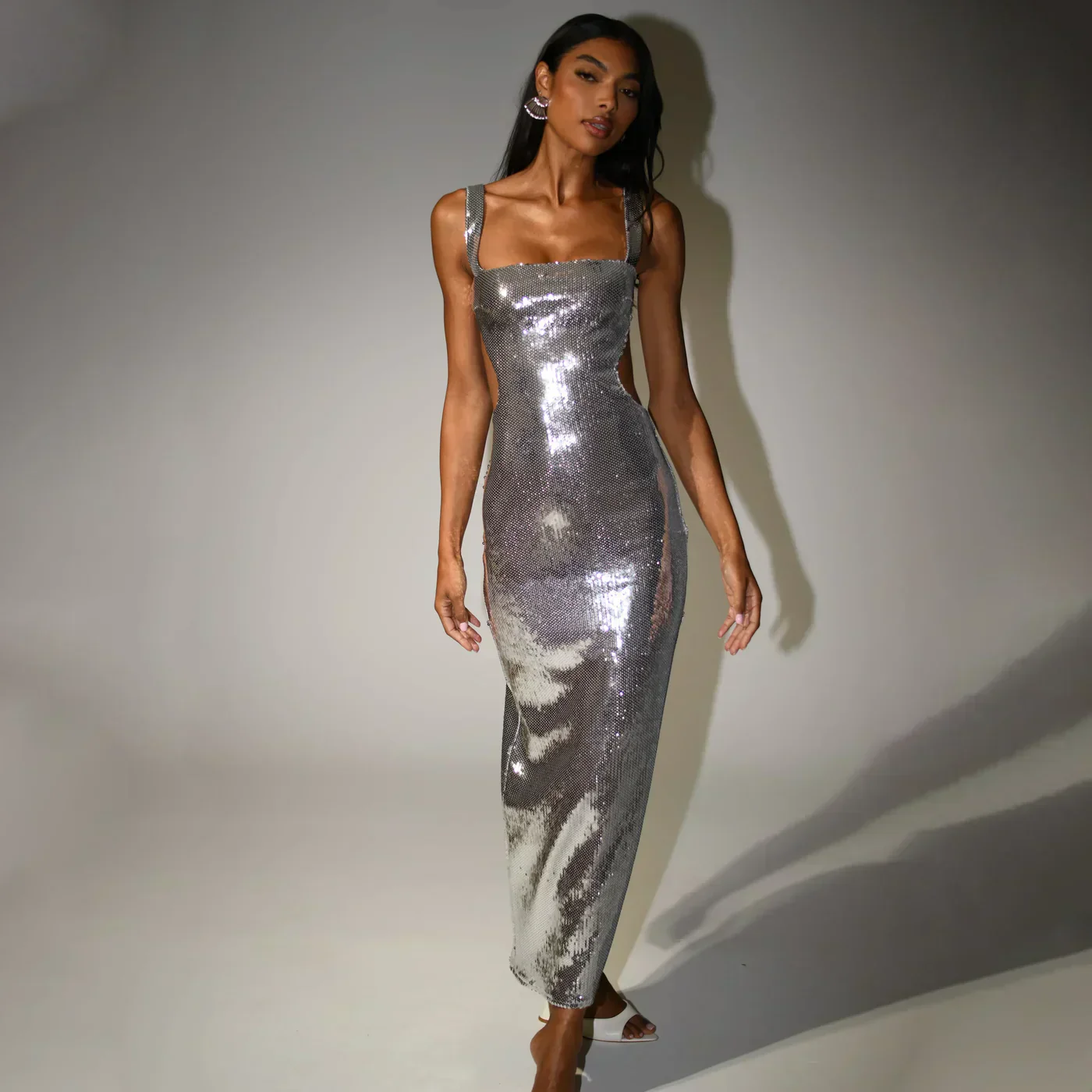 Emilia| Glitzerndes Maxikleid mit Spaghettiträgern - Image 4
