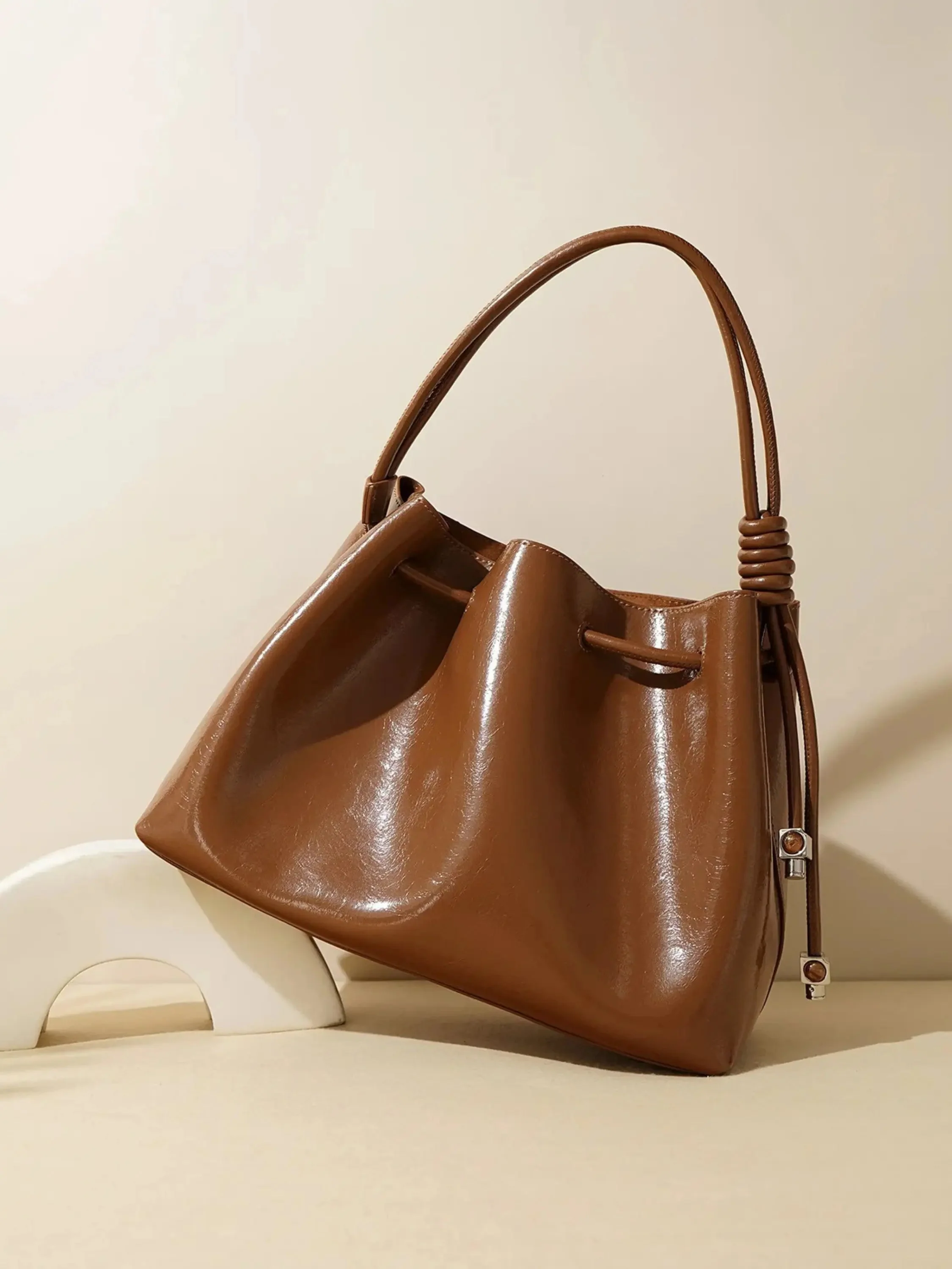 Friederike | Glänzende Handtasche mit Kordelzug - Image 5