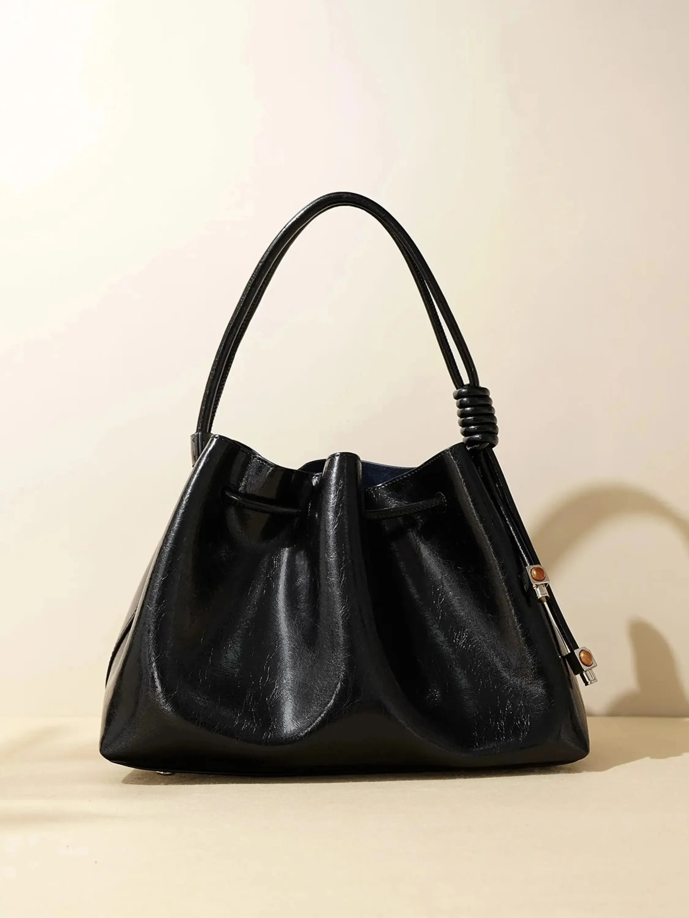 Friederike | Glänzende Handtasche mit Kordelzug - Image 6