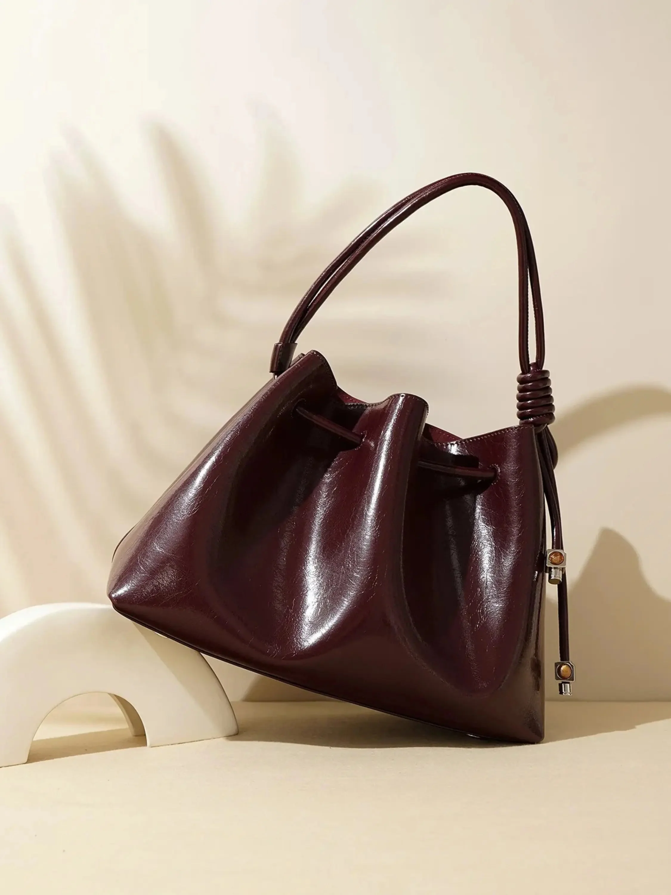 Friederike | Glänzende Handtasche mit Kordelzug - Image 7