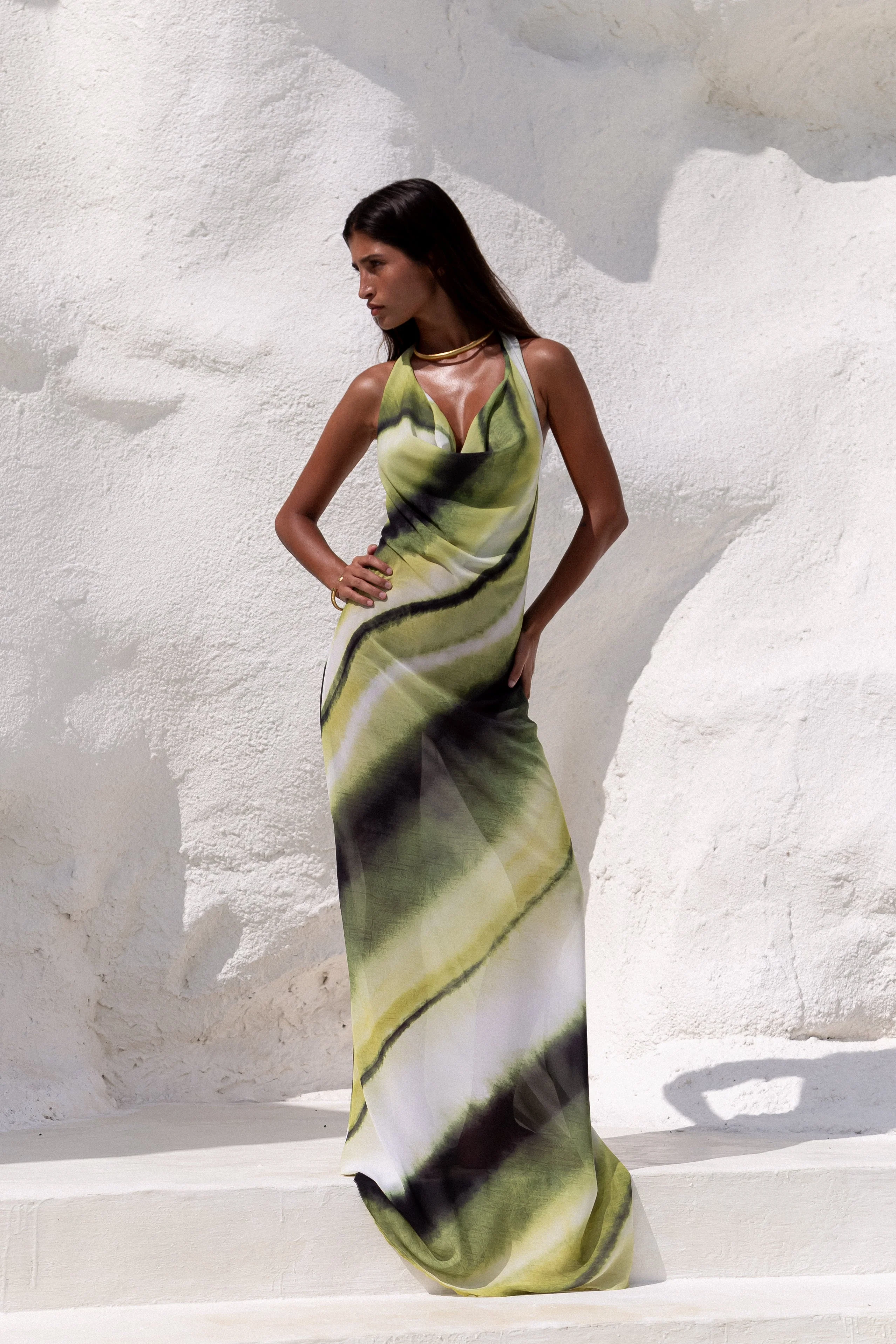 Lange Halterkleid mit Wasserfallausschnitt für den Sommer - Image 3