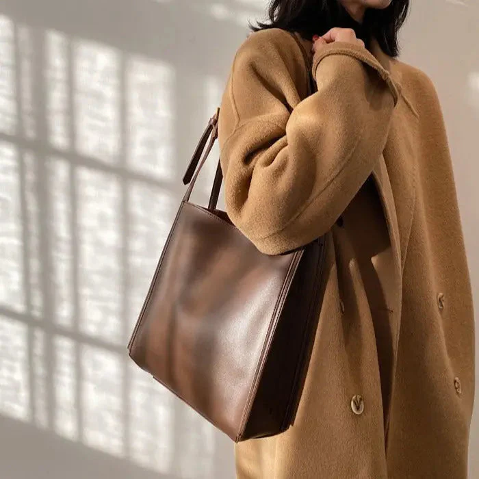Roos | Boxy Leder Schultertasche mit klaren Linien und schmalem Band - Image 10