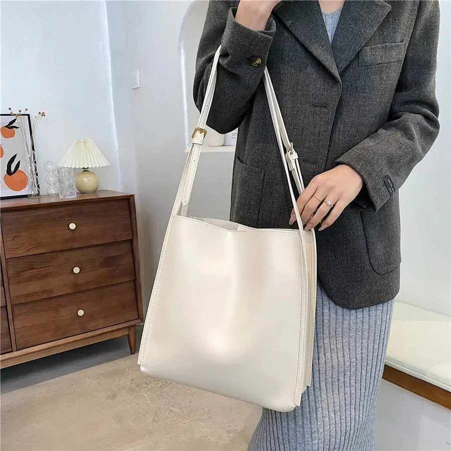 Roos | Boxy Leder Schultertasche mit klaren Linien und schmalem Band - Image 15