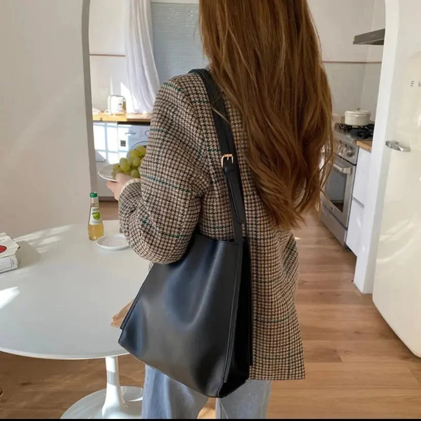 Roos | Boxy Leder Schultertasche mit klaren Linien und schmalem Band - Image 17