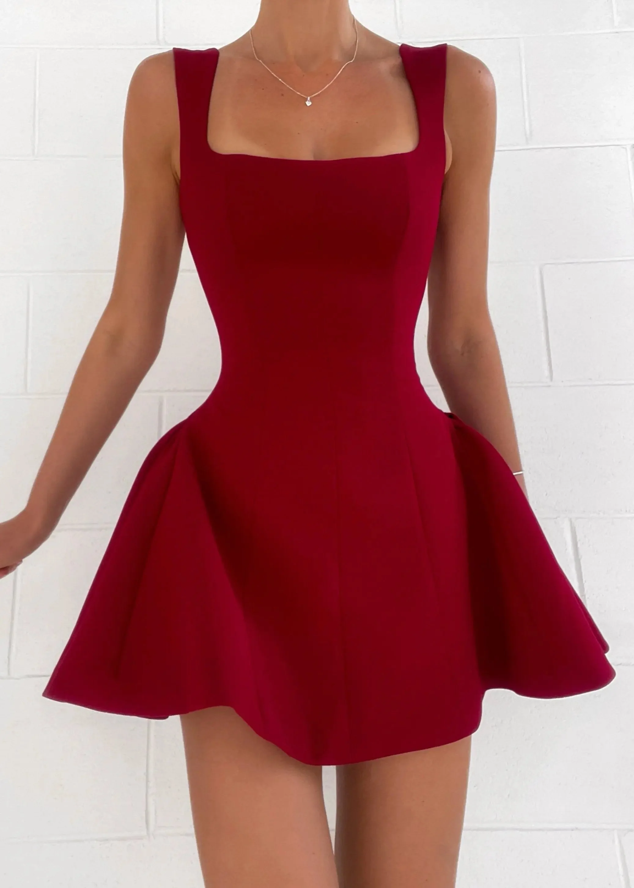 Vivienne | Rote Skaterkleid mit Quadratischem Ausschnitt & A-Linie